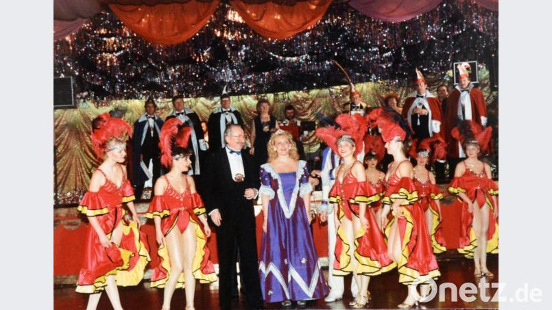 Eine rauschende Ballnacht feiern die Oberpfälzer Landsmannschaften 1987 in München mit ihrem damaligen Vorsitzenden Karl Hartinger (vorne, Dritter von links). Bild: exb/Hartinger; Repro: Gabi Schönberger
