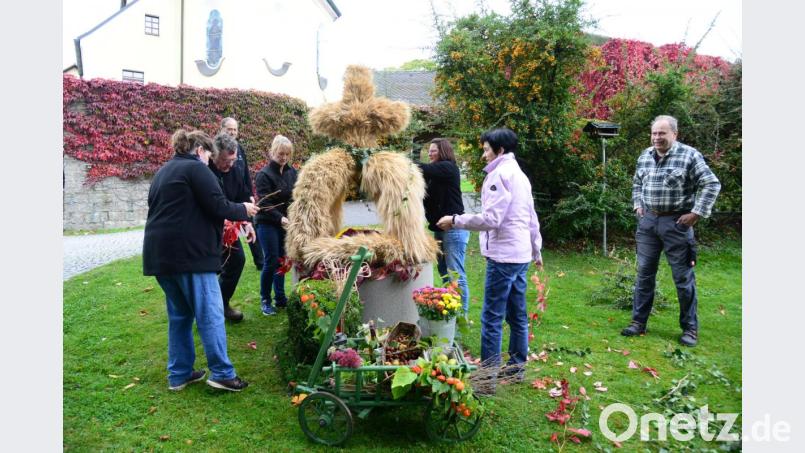 Die Miesbrunner gestalteten eine wunderschöne Erntekrone auf dem Rund des Dorfbrunnens. Bild: bey