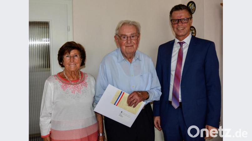 Dem Jubilar Franz Ries (Mitte) gratuliert neben seiner Ehefrau Annemarie auch Bürgermeister Hermann Falk zum 90. Geburtstag. Bild: fdl