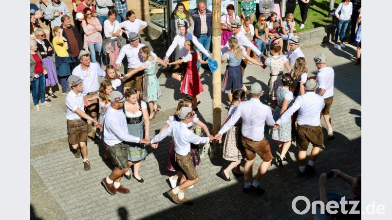 Zu einen der Höhepunkte des Kirchweihfestes in der Pfarrei St. Michael zählt seit einigen Jahren das Austanzen des Kirwabaums. Bild: ads