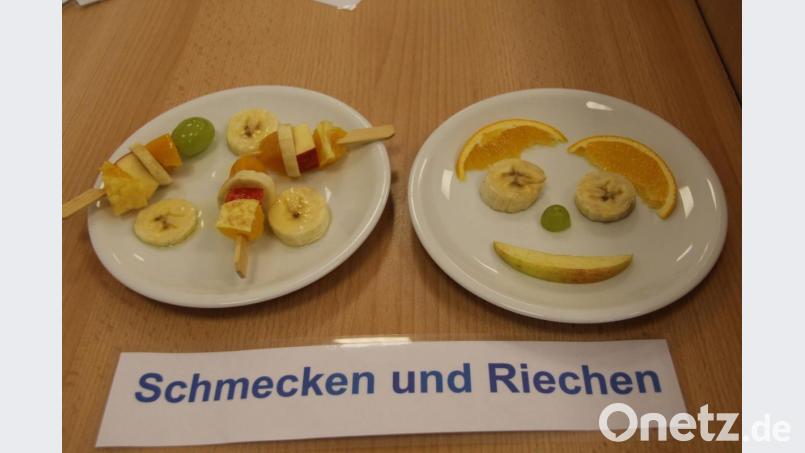 Beim Kochen mit Kindern sind alle Sinne wichtig. Man sollte sie die Lebensmittel schmecken und riechen lassen – und schön anrichten. Denn: „Das Auge isst mit.“ Bild:  Adele Schütz