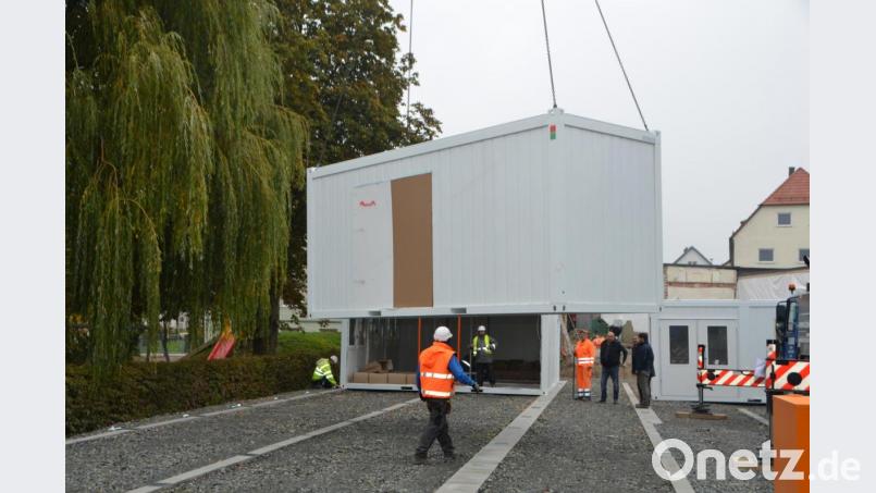 Ein großer Augenblick für das Evangelische Haus für Kinder Gottfried Sperl. Die Container sind da. Bald ist die Ausweichunterkunft bezugsfertig. Bild: dob