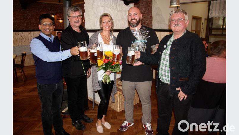 Aus „Schnapper“ wurde „Zoigl beim Schnapper“. Auf die Eröffnung wurde mit Alt-Reuther Zoigl angestoßen. Im Bild (von links) Pfarrer Joseph, Bürgermeister Wolfgang Braun, Veronika Aksu, Markus Höcht und Rigobert Bergler von der Schlossbrauerei in Reuth. Bild: wro