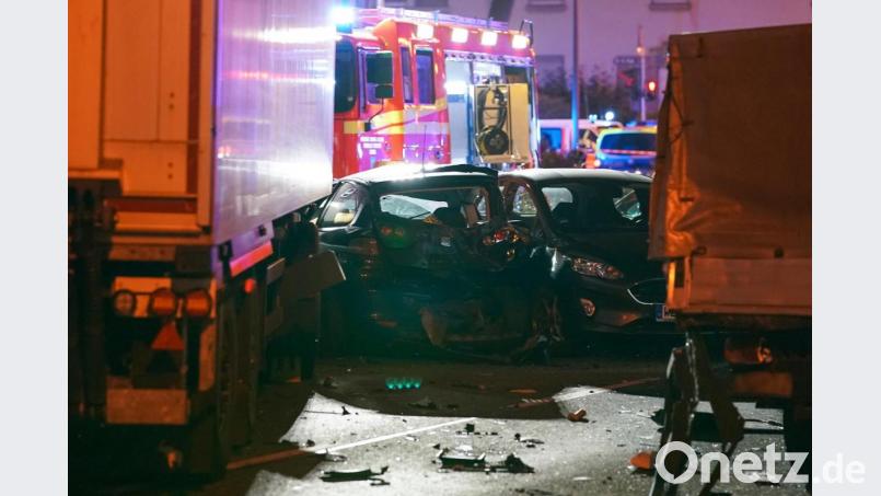 Im hessischen Limburg ist ein Lastwagen auf mehrere vor einer roten Ampel stehende Fahrzeuge aufgefahren. Foto: Thorsten Wagner/dpa Bild: Thorsten Wagner/dpa