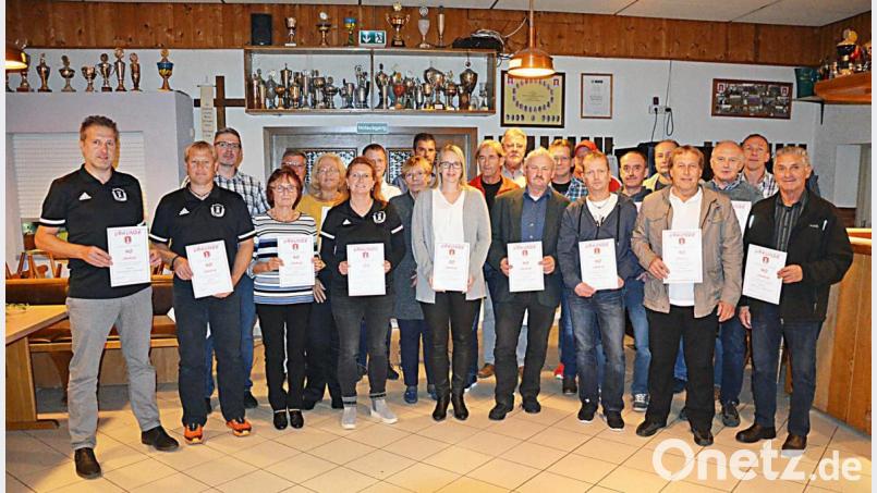 Die für 40, 30 und 25 Jahre Zugehörigkeit geehrten Mitglieder des Sportclubs Kirchenthumbach. Bild: ü
