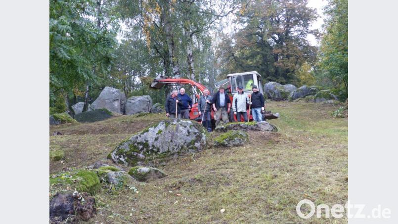 Die Helfer“ mit OWV-Vorsitzenden Michl Schwabl (Dritter von rechts) bei Säubern des „Hellen Steins“. Bild: sl