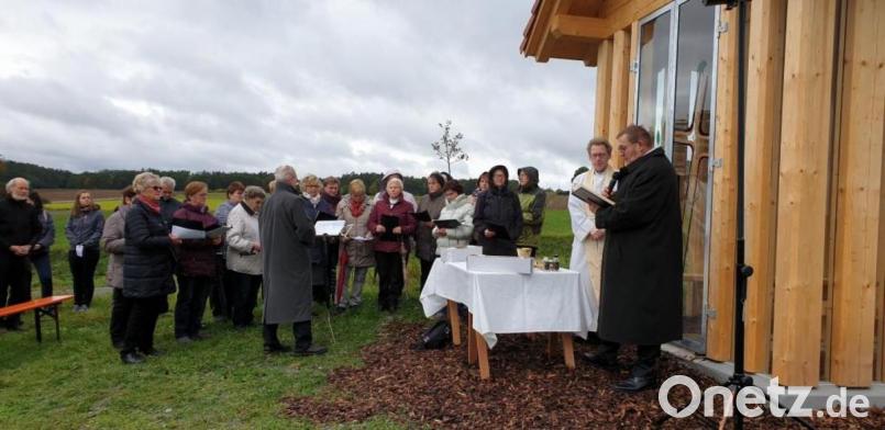 Der Landfrauenchor begleitete die Einweihung mit Gesang. Bild: exb