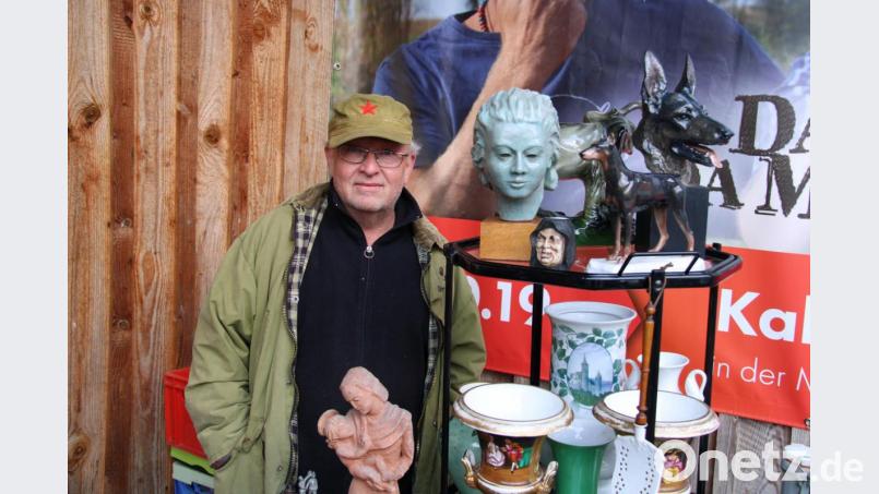 Stefan Hofmann aus Marktredwitz neben seinem Keramikkopf, den der Leipziger Maler Berhnard Heisig geschaffen hat. Bild: prh