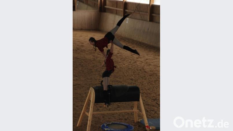 Annika Müller und Paula Zwerenz beim Voltigieren auf einem Holzpferd. Bild: kro