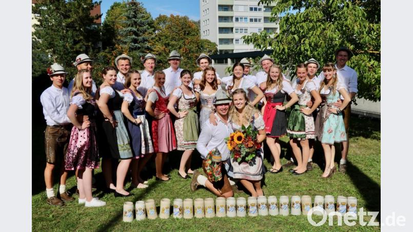 Das ist der Beweis: Eine zünftige Kirwa gibt es nicht nur am Land und in Stadtteilen wie Ammersricht oder Raigering. Sondern auch mitten im D-Programm vor einem Hochhaus. Bild: ads