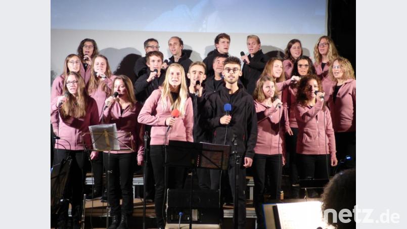 Chor und Band des Evangelischen Freundeskreises aus Hof berühren mit ihrem Programm "Stärker als die Angst“ das Publikum. Bild: mng
