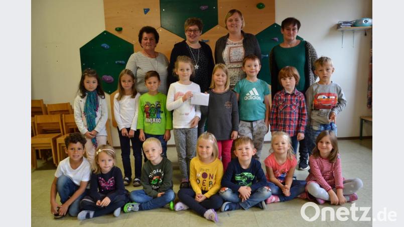 Der Erlös aus der Tombola beim Etzgersriether Dorffest kam den Kindergarten zugute. Die 2. Vorsitzende Hildegard Balk, Vorsitzende Lisa Ach überreichten das Geld an die Leiterin Veronika Janda mit dabei Schatzmeisterin Christine Höger (von links). Lautstark sagten auch die Vorschulkinder Dankeschön. Bild: gi