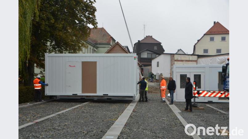 Ein großer Augenblick für das Evangelische Haus für Kinder Gottfried Sperl. Die Container sind da. Bald ist die Ausweichunterkunft bezugsfertig. Millimetergenau hebt der Schwerlastkran die kleinen Häuschen mit einem Gewicht von zwei Tonnen an Ort und Stelle. Bild: dob