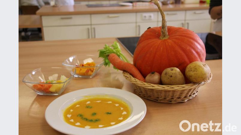 Wenn die klare Gemüsesuppe beim Nachwuchs nicht ankommt, macht der Pürierstab im Handumdrehen eine „Zaubersuppe“ daraus. Bild:  Adele Schütz