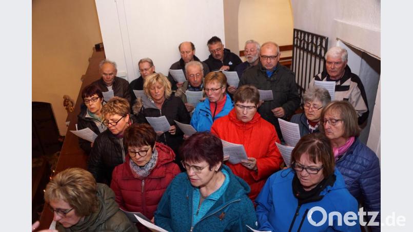 Für den Gemischten Chor Mehlmeisel wurde es auf der Empore sehr eng. Bild: bkr