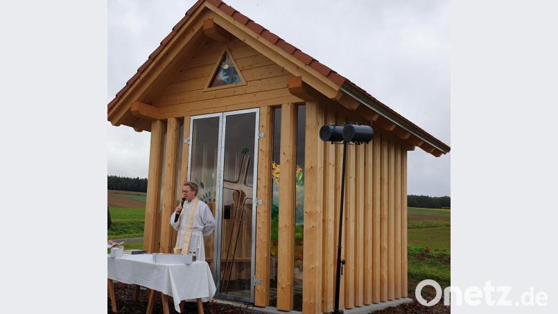 Pfarrer Christian Schulz (Hahnbach) vor der neuen Kapelle. Bild: exb
