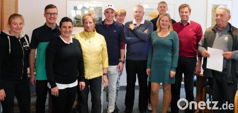 Spielleiter Reinhold Scharl (r.) ehrte die Gewinner des „Damenwahl-Turniers“ 2019. Bild: lst
