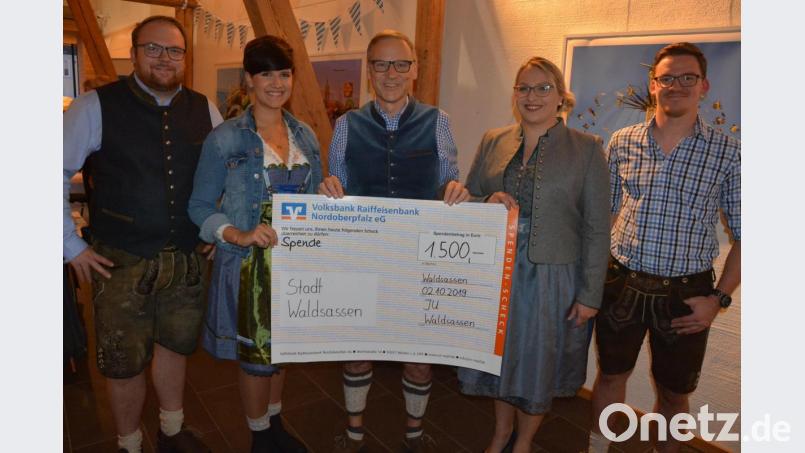 Groß war die Freude bei Bürgermeister Bernd Sommer über eine Spende von 1500 Euro der Jungen Union. Damit soll ein neues Sonnensegel am Spielplatz beim Skaterpark finanziert werden. Bei der Scheckübergabe mit dabei waren (von links) Sebastian Koch, JU-Vorsitzende Franziska Heindl, Bürgermeister Bernd Sommer, Katja Bloßfeldt und Andreas Koch Bild: jr