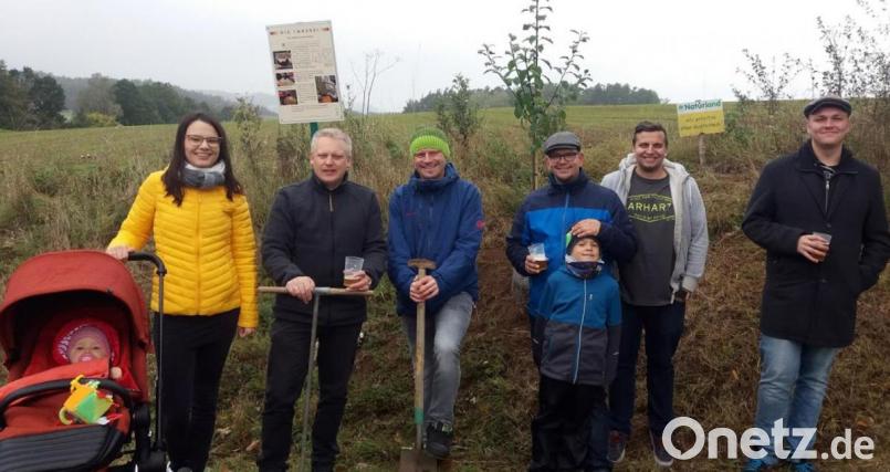 Tanja Groß, Bürgermeister Jürgen Kürzinger, Dominik Brütting, Jan Wiltsch, Patrick Kißler und Oliver Löckler (von links) vom SPD-Ortsverein beteiligen sich an der bundesweiten Aktion „Einheitsbuddeln“. Bild: lep