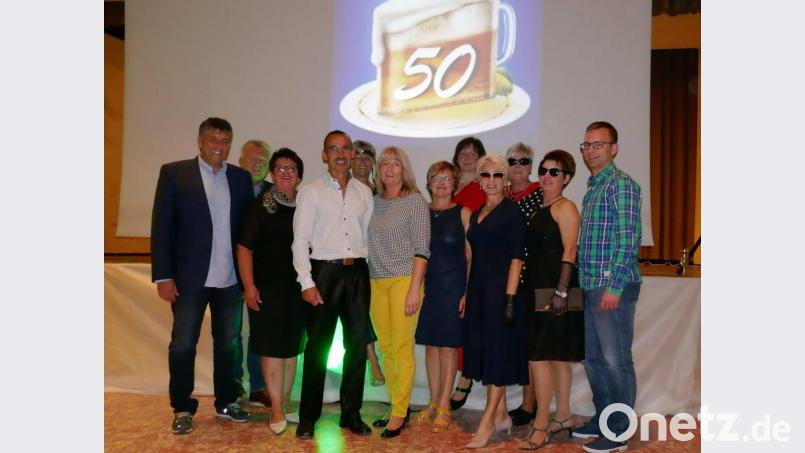 Anita Hessler (Mitte, mit Ehemann Bernd) feiert ihren 50. Geburtstag. Bürgermeister Edgar Knobloch (links), die Damen der Frauen-Union sowie Vertreter der CSU, Jungen Union und die Gäste gratulieren der engagierten Stadträtin. Bild: mor
