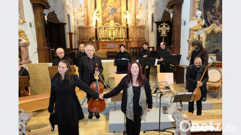 Mit Nuria Rial (li) und Dima Orsho sowie dem Ensemble Musica Alta Ripa kamen hochkarätige Sängerinnen und Musiker aus Orient und Okzident nach Speinshart, um das Konzert zum Rosenkranzfest zu gestalten und der "Mutter" zu huldigen Bild: do