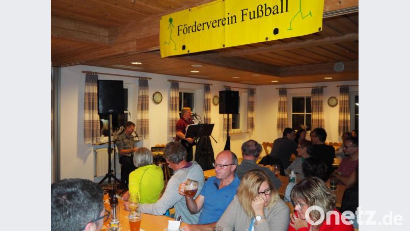 Christian "Pflaume" Weiß (rechts) und Luca "Doni" Donhauser sorgen im DJK-Sportheim für beste Stimmung Bild: krb