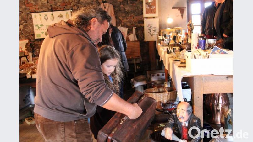 Vom Lederkoffer bis zum Plattenspieler, vom Christbaumschmuck bis zum steinernen Maßkrug: Auf dem achten Antik- &amp; Trödelmarkt gab es so manche Kuriosität und Rarität aus den verschiedensten Zeitepochen zu sehen und kaufen. Bild: prh