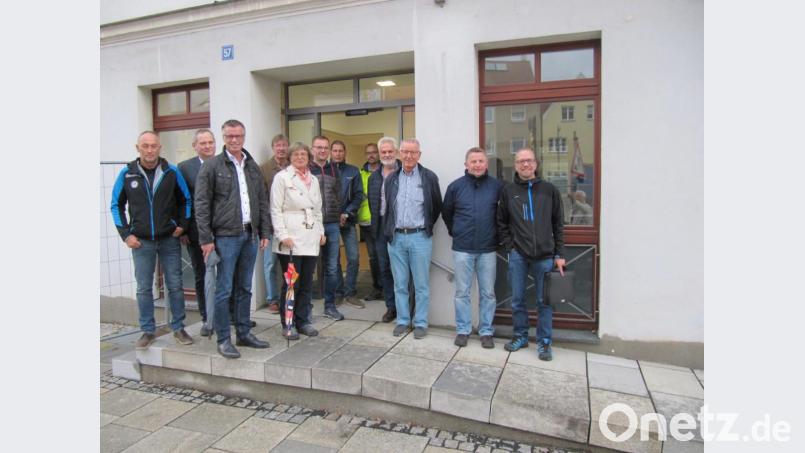 Der Ausschuss für Bau, Umwelt und Technik nimmt zusammen mit Bürgermeister Hermann Falk (Dritter von links) die Außenstelle der Stadtverwaltung im ehemaligen Sparkassengebäude in Augenschein. Der Zugang ist in den vergangenen Tagen mittels einer Rampe barrierefrei gestaltet worden. Bild: fg