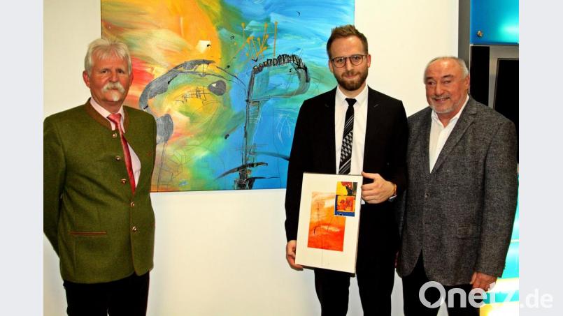 Posieren vor dem neuesten Werk (von links): Der Künstler Arlan Birner, Geschäftsstellenleiter Tobias Hero und Laudator Jakob Reitz. Bild: R. Kreuzer