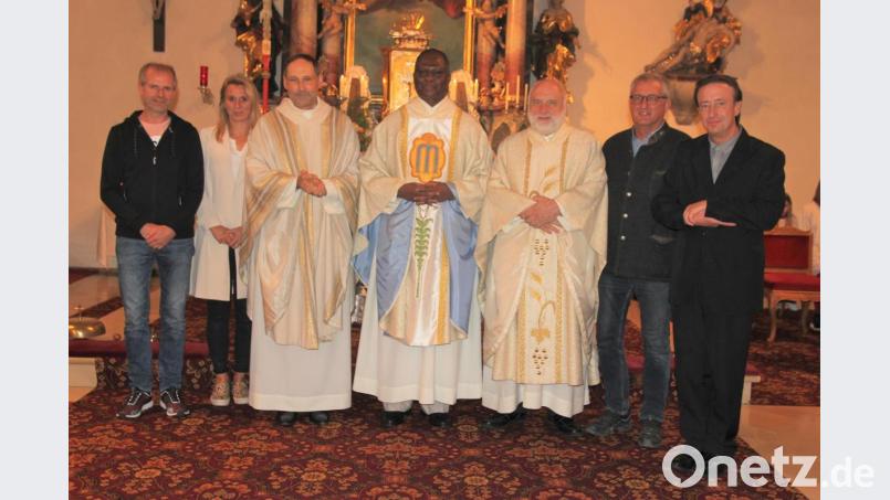 Pater Robert Makanja (Mitte) wurde als Pfarrvikar vorgestellt. Dazu gratulierten (von links) Kirchenpfleger Karl-Heinz Hofmann, Kirchenpflegerin Melanie List, Pfarrer Gerhard Wagner, Pater Alfred Lindner, Pfarrgemeinderatssprecher Karl Meier und Kirchenpfleger Wolfgang Süß. Bild: ral
