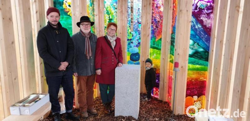 Künstler Sebastian Strobl (links), der das Bronzekreuz kreiert hat, und Glaskünstlerin Gerti Gerhards, hier mit Wolfgang Gerhards, im Inneren der neuen Kapelle. Bild: exb