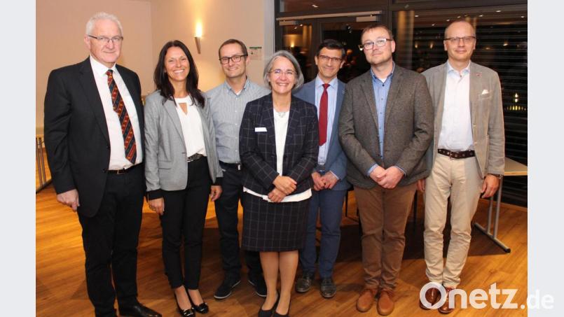 Professor Karl-Heinz Dietl (Chefarzt Allgemeinchirurgie), Krankenhausleiterin Claudia Kost, Dr. Mathias Kappl (kommissarischer Leiter Anästhesie), Dr. Alexandra Barthmann (Chefärztin Traumatologie, spezielle Chirurgie, Endoprothetik) , Dr. Svend Hofmann (Sektionsleiter Unfallchirurgie), Dr. Josef Pova (Innere Medizin) und Dr. Rafael Ulrych (Chefarzt Innere Medizin, von links) informierten die niedergelassenen Ärzte über das Spektrum am Krankenhaus Tirschenreuth. Bild: Kliniken Nordoberpfalz AG, Michael Reindl