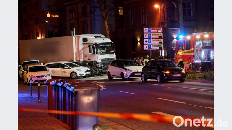 Ein Lastwagen ist im hessischen Limburg auf mehrere vor einer roten Ampel vor dem Landgericht stehende Fahrzeuge aufgefahren. Bild: Sascha Ditscher/dpa