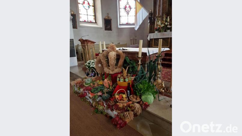 Bunt präsentiert sich der Thurndorfer Altar mit den Erntegaben. Bild: hzi