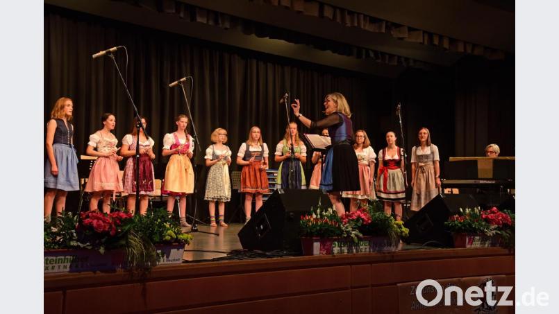 Mit einem abwechslungsreichen Programm eröffnen die „KuhlVoices“ die Jubiläumsfeier in der Stadthalle Neustadt. Bild: Claudia Köppel