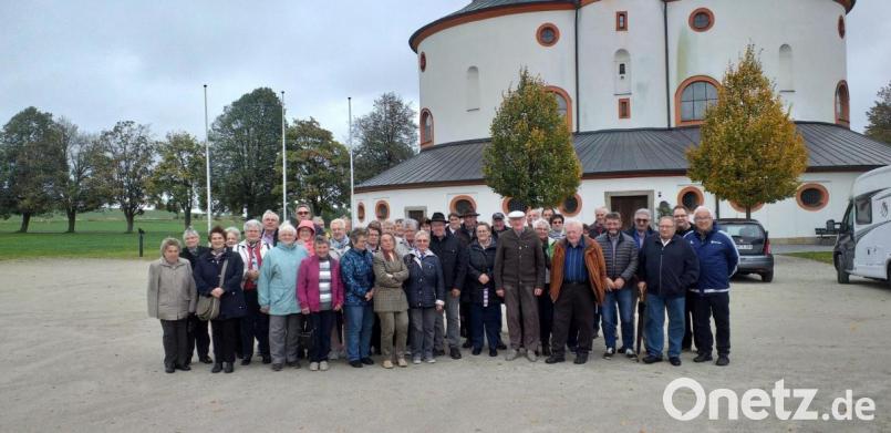 Waldsassen und Konnersreuth hatte der Ausflug der Pfarreiengemeinschaft als Ziel. Das Bild zeigt die Ausflugsgruppe vor der Kappel in Waldsassen. Bild: mad