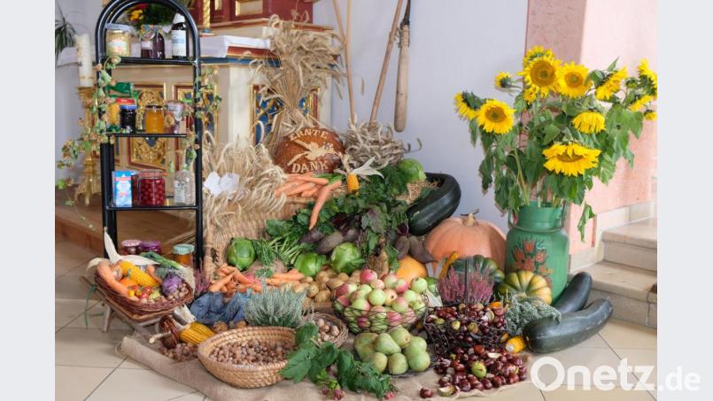 Der Katholische Frauenbund gestaltet einen bunten Erntealtar mit einem großem Sortiment an Früchten aus Feld und Garten. Bild: do