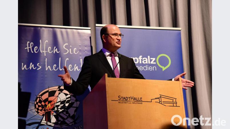 Finanz- und Heimatminister Albert Füracker spricht mit großer Begeisterung über die Hilfsaktion „Lichtblicke“. Bild: Claudia Köppel