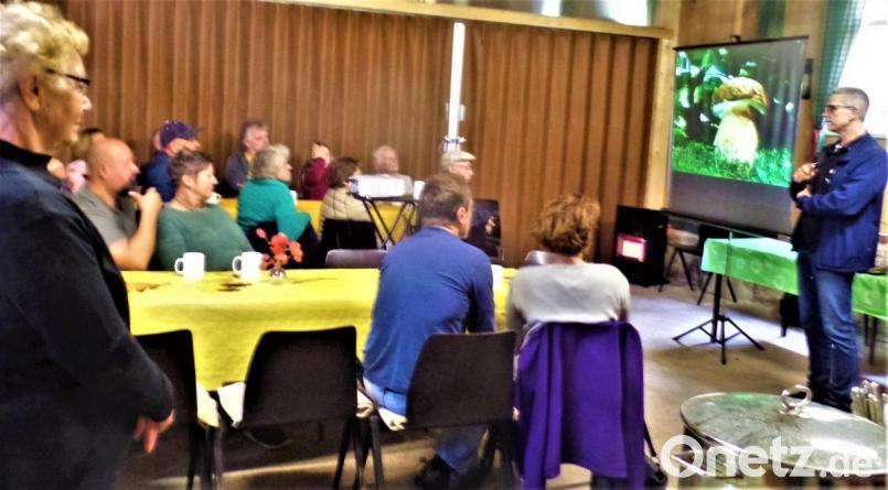 Herbstzeit ist Schwammerlzeit, auch wenn die kleinen Fruchtkörper des unterirdisch vorhandenen Myzels bei etlichen Sorten das ganze Jahr zu finden sind. Pilzfachmann Stefan Hartwig versteht es, sein Wissen humorvoll an die gespannt lauschenden Besucher zu vermitteln. Derweil warten schon Semmelknödel und Oberpfälzer Schwammerbröih auf hungrige Mägen. Bild: jml