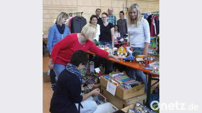 Gut besucht war der gemeinsame Basar des Kirchenbauvereins und es Elternbeirats in der Turnhalle der Grundschule Ettmannsdorf. Bild: Hirsch