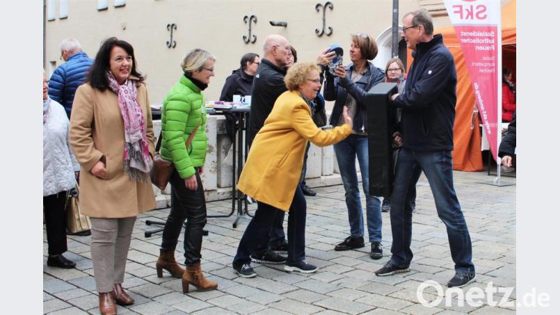 Bürgermeisterin Brigitte Netta (Mitte) schlägt zu. Sie macht damit auf das Schicksal vieler Frauen aufmerksam, die Gewaltopfer sind. An ihrer Seite klären auch Ammerthals Bürgermeisterin Alexandra Sitter (links), Susanne Herding (Frauen-Union, Zweite von links) und die Zweite Kümmersbrucker Bürgermeisterin Birgit Singer-Grimm (Zweite von rechts) auf. Bild: dwi