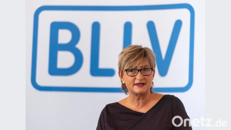 Simone Fleischmann, Präsidentin des Bayerischen Lehrer- und Lehrerinnenverbandes (BLLV), äußert sich auf einer Pressekonferenz des Lehrerverbandes BLLV zum Lehrermangel. Bild: Peter Kneffel/dpa