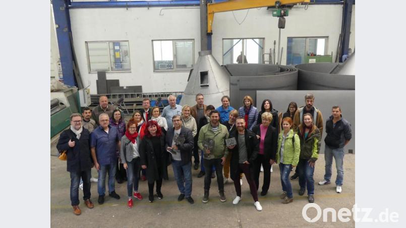 Ein Betriebsrundgang durch die Firma Elma bildet den ersten Teil der Lehrerbegegnung im Zuge der Partnerschaft zwischen der Markus-Gottwalt-Schule Eschenbach und der 4. Grundschule (Volksschule) Eger. Im Bild die Lehrerkollegien mit (von links) Rektor Wolfgang Bodensteiner, Elma-Betriebsleiter Udo Bräu, Konrektorin Anja Bräu, Dolmetscherin Dana Pflaum und Rektor Miroslav Kríz. Bild: rn