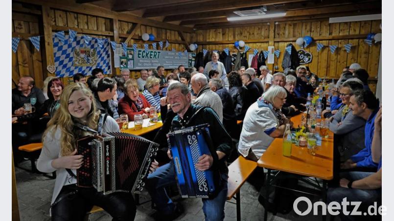 Josefine Eckert mit ihrer Steirischen und ihr Opa Jochen Wernlein sorgten im Saltendorfer Vereinsstodl für gute Stimmung. Bild: twi