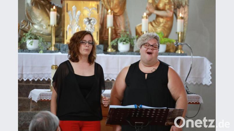 Bettina Mildner und Stephanie Gröger (von links) singen am Sonntag in der Steinwaldkirche Bild: njn
