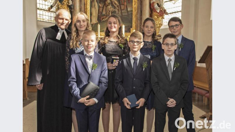 Ein außergewöhnlicher Termin für die Konfirmation. Pfarrer Herbert Sörgel verabschiedet sich in wenigen Tagen. Deshalb wurde der Erntedanksonntag für das Fest ausgewählt. Repro: nm