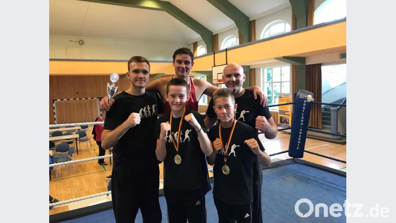 Die erfolgreichen Boxer beim Turnier in Oelsnitz: Hinten von links: Manuel Propp (Betreuer), Vlad Schefer, Ruslan Schönfeld (Trainer). Vorne von links: Erik Propp, Michael Metzler. Bild: mzi