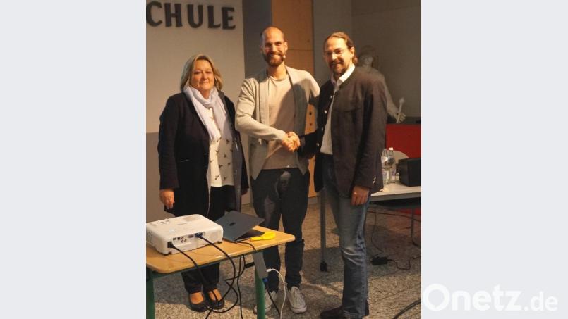 Elternbeiratsvorsitzender Alexander Ried (rechts) und Schulleiterin Christine Schneider bedankten sich für den Vortrag bei Lerncoach Benjamin Schmid (Mitte). Bild: weu