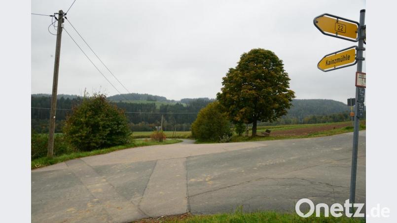 Im Bereich des Baums auf der gegenüberliegenden Straßenseite soll das Buswartehäuschen aufgestellt werden. Die Bank soll in die Planung einbezogen werden. Bild: bey