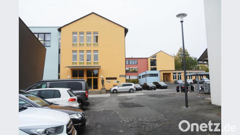 Der Platz vor der Lobkowitz-Realschule ist alles andere als ansehnlich. Stadt und Landkreis Neustadt wollen das ändern. Bild: Gabi Schönberger